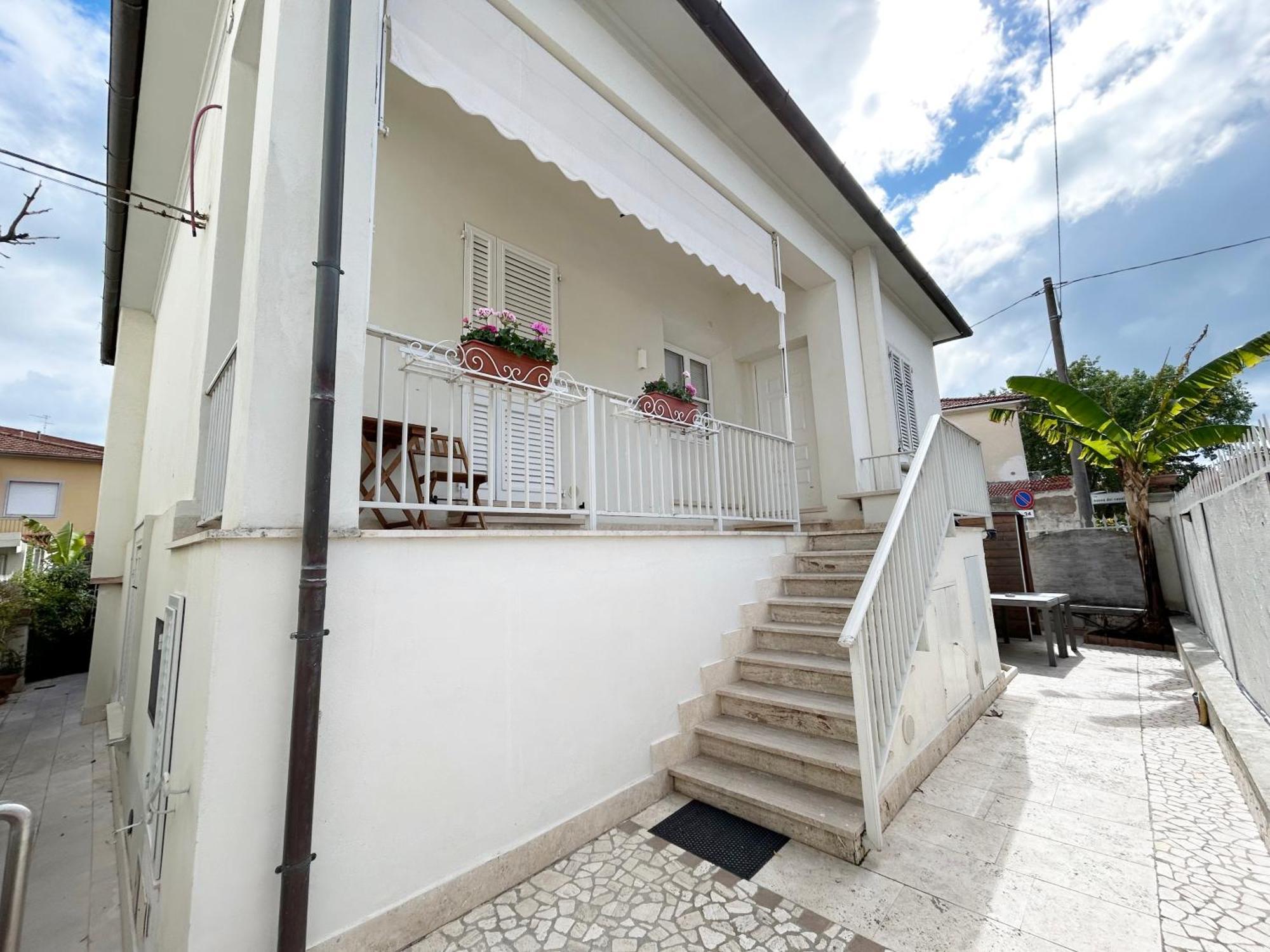 La Casa Di Rosi Al Mare Apartment Vada Bagian luar foto